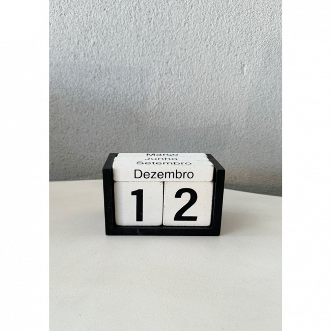 Calendário branco e preto