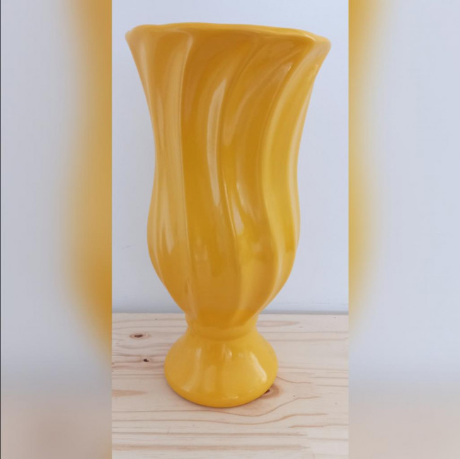 Cerâmica vaso torcido amarelo G