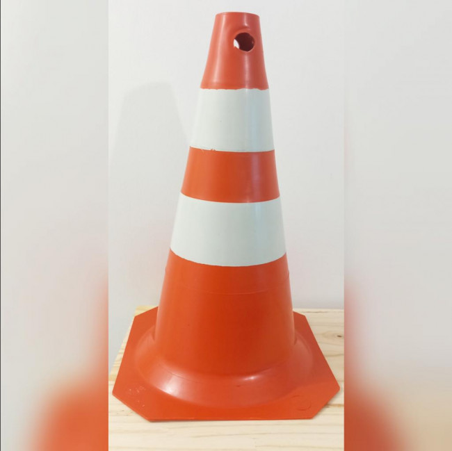 Temático Carro-Cone de sinalização laranja e branco