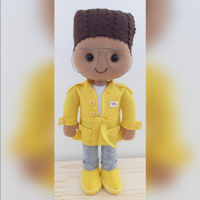 Feltro DPA boneco casaco amarelo