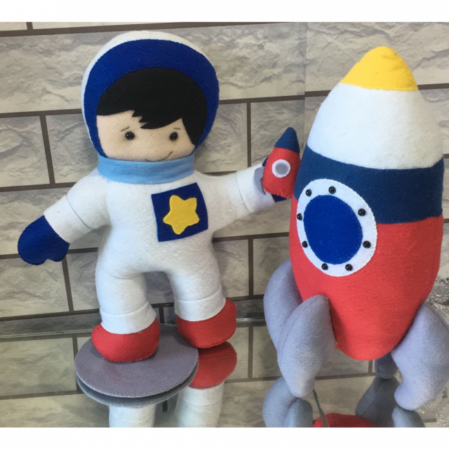 PERSONAGEM ASTRONAUTA E FOGUETE DE FELTRO