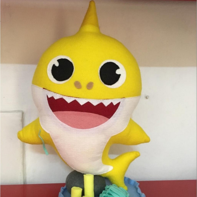 BONECO BABY SHARK AMARELO