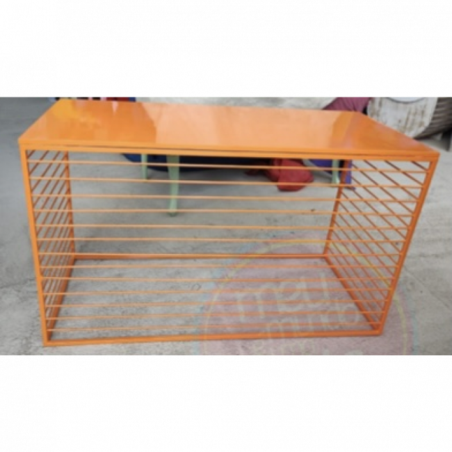 Mesa em ferro ripada laranja