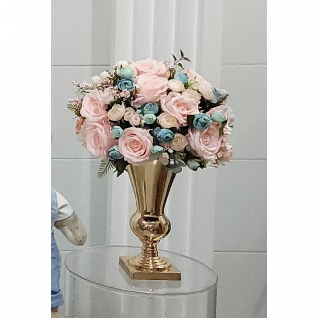 Arranjo artificial rosa e azul (vaso locado separadamente)