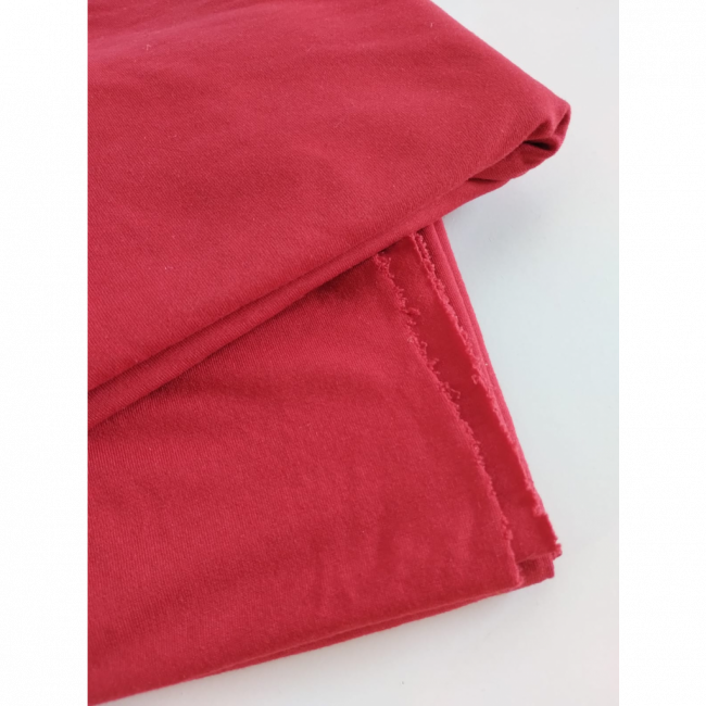 TECIDO VERMELHO COM BARRA PARA CORTINADO