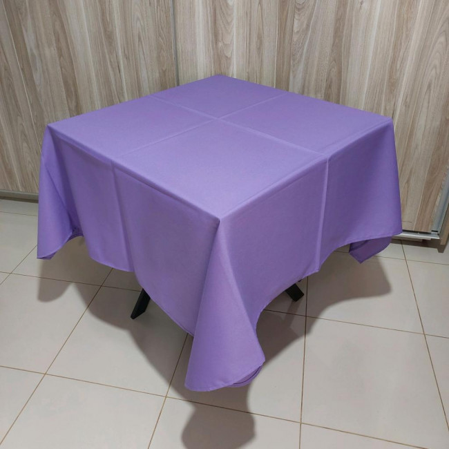 TOALHA DE MESA QUADRADA LILAS EM OXFORD