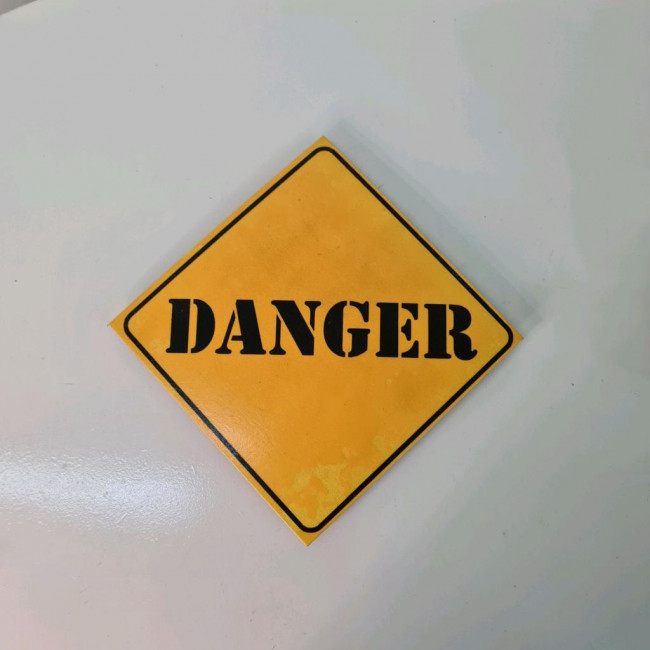 Placa mdf danger amarelo