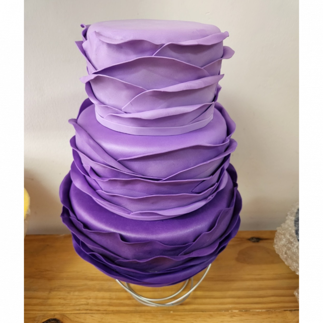 Bolo.Cenográfico Ruffle Cake em degradee de  roxo