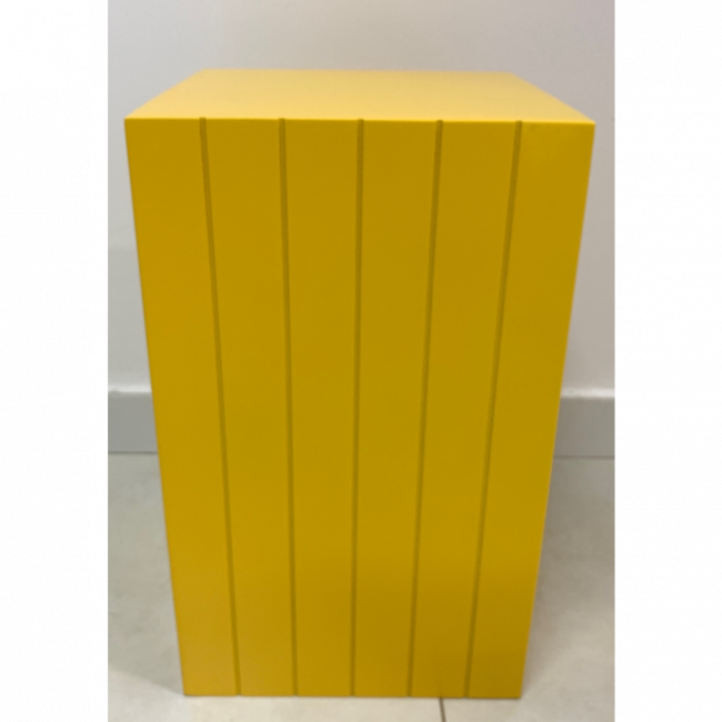 Mesa cubo amarelo