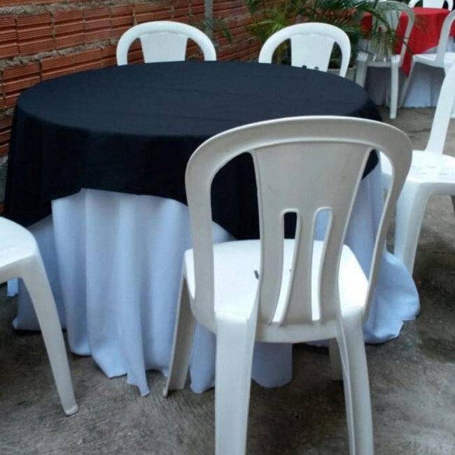 Mesa redonda + toalhas + 6 cadeiras