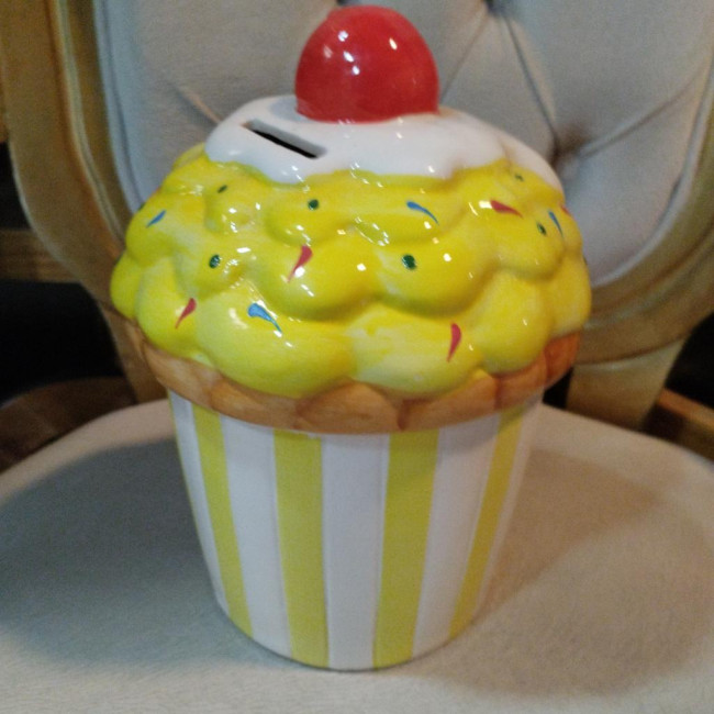 Cup cake amarelo com cereja vermelha