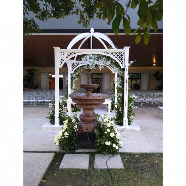 Gazebo Branco com Cúpula