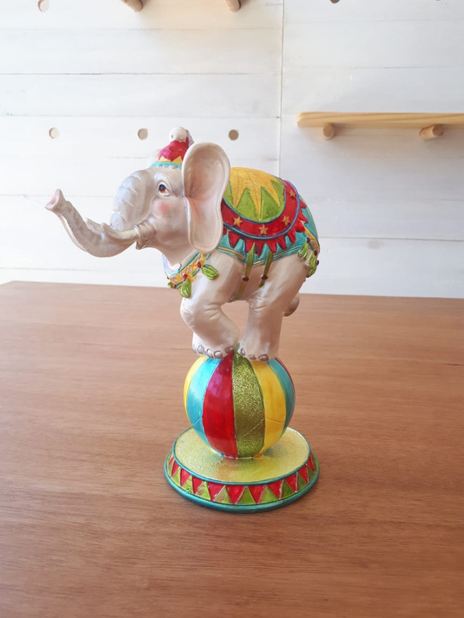 ELEFANTE EQUILIBRISTA EM GESSO