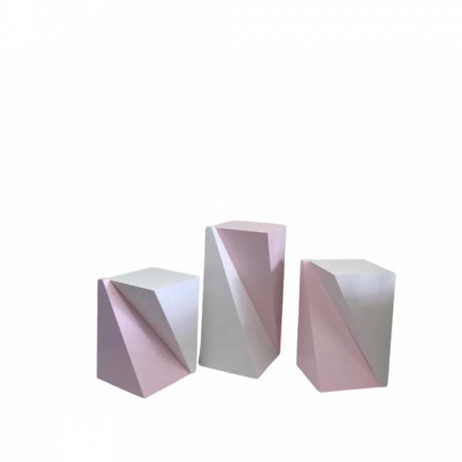 Mesa Cubo rosa torcido P ( 40 X 40 X 61 CM DE ALTURA)
