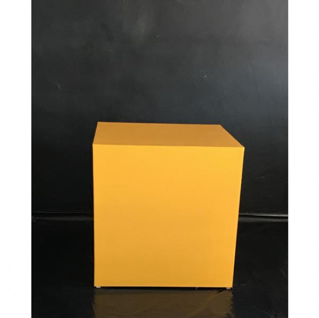 Mesa Cubo amarelo  63cm  C  x 63 cm L x 64 cm  Alt