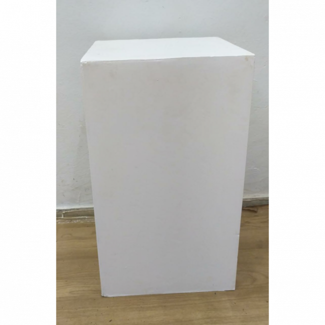 Mesa Cubo Branco M altura 72cm X 35,05 cm largura
