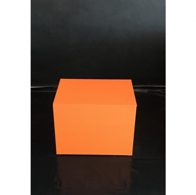 Mesa laranja cubo   50cm C  x 37 cm L x 39 cm Altura