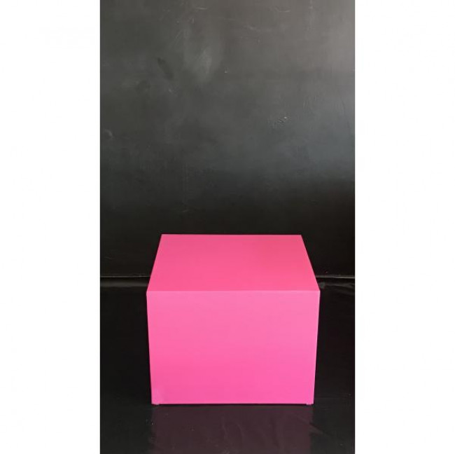Mesa Pink cubo   58 cm C x 55 cm L x  46 cm Alt