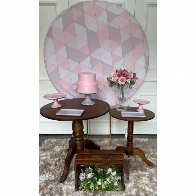 Decoração painel geométrico rosa e mesas rústicas