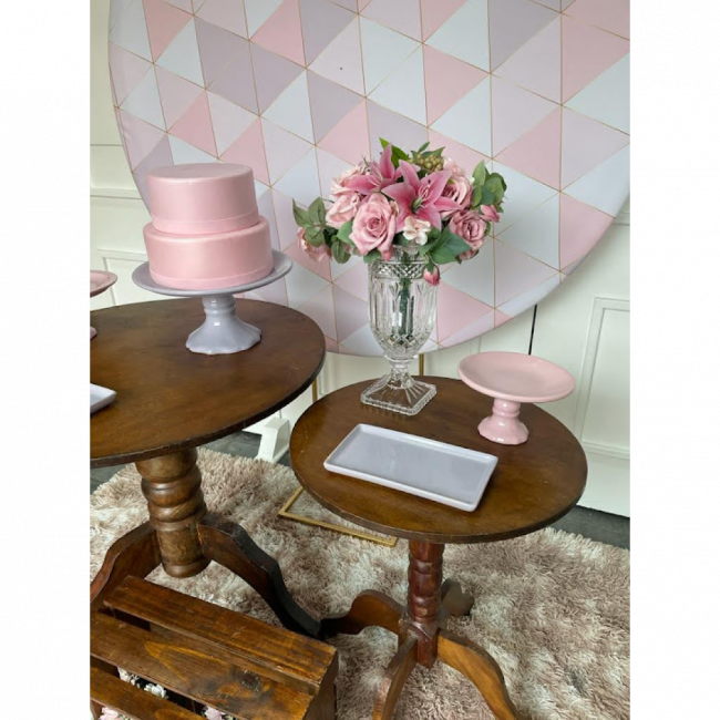 Decoração painel geométrico rosa e mesas rústicas