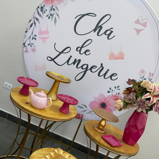 Chá de lingerie com mesas tulipa