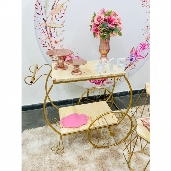Decoração floral rosa com mesa carrinho