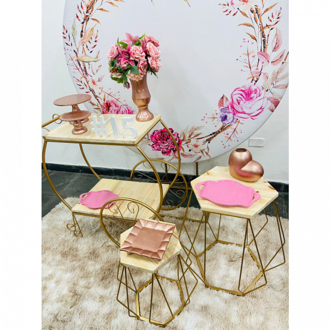 Decoração floral rosa com mesa carrinho