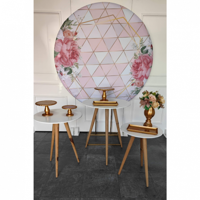 Decoração painel floral geométrico rosa com trio de mesas pés palito