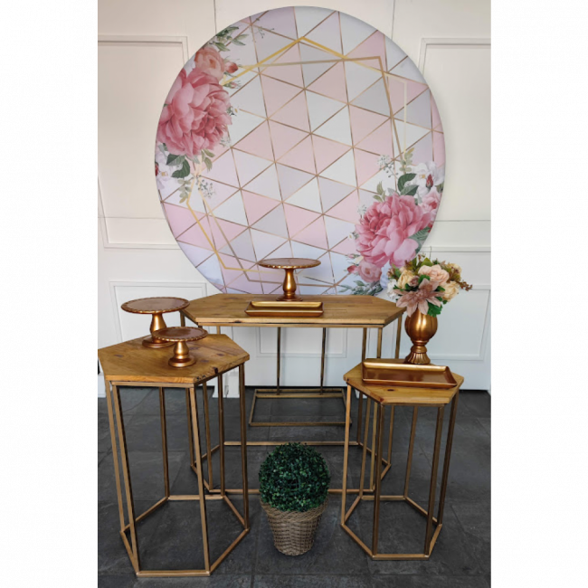 Decoração painel floral geométrico com mesas sextavadas