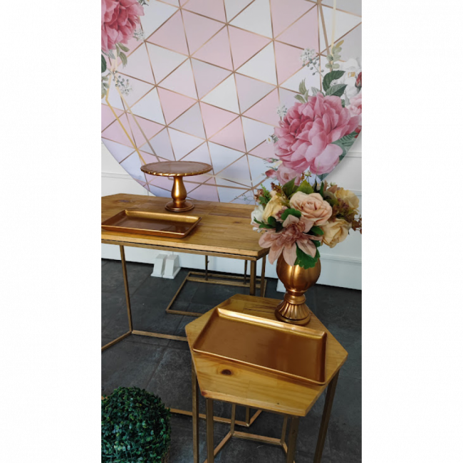 Decoração painel floral geométrico com mesas sextavadas