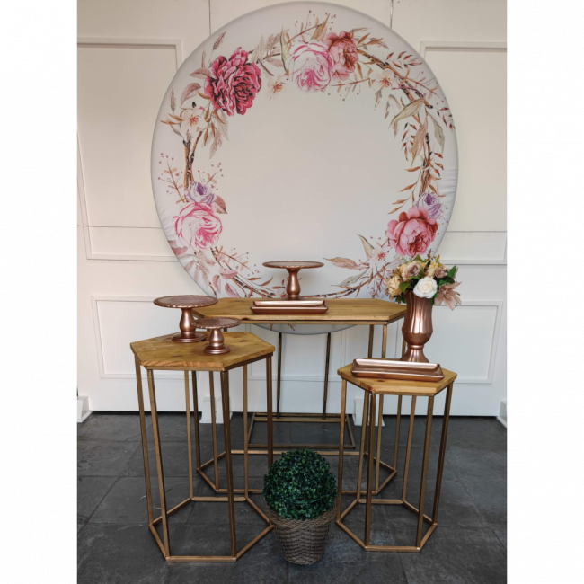 Decoração painel floral rosa com mesas sextavadas