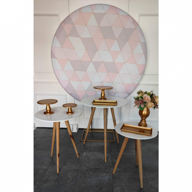 Decoração painel geométrico rosa com trio de mesas pés palito