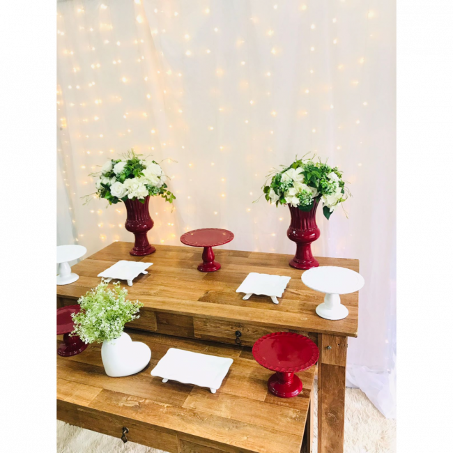 Decoração marsala e branco com duas mesas