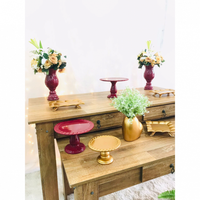 Decoração marsala e dourado com duas mesas