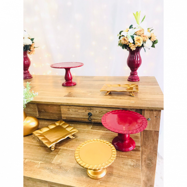 Decoração marsala e dourado com duas mesas