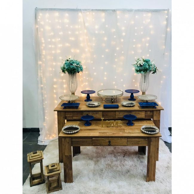 Decoração pedraria e azul fosco com duas mesas