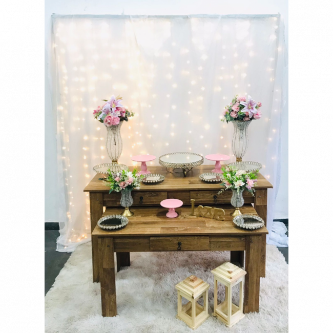 Decoração pedraria e rosa com duas mesas