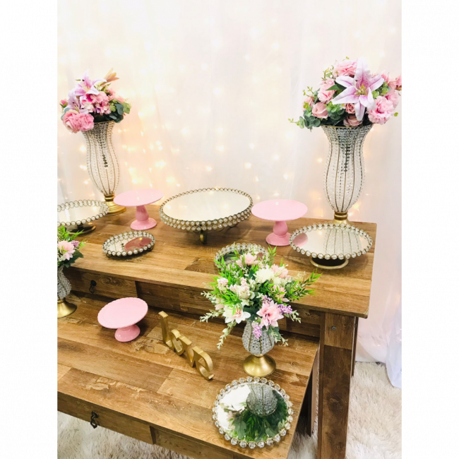 Decoração pedraria e rosa com duas mesas