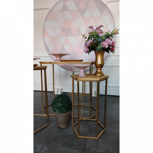 Decoração painel geométrico rosa com mesas sextavadas