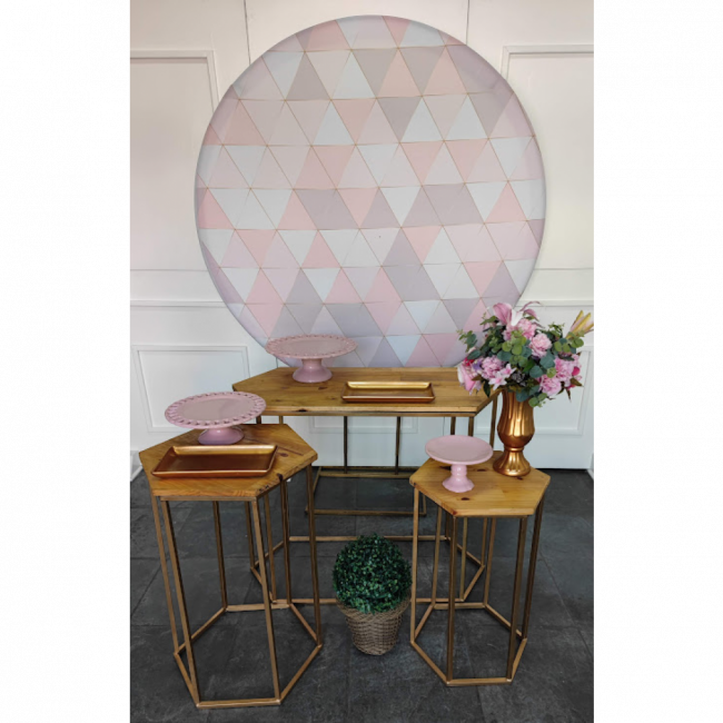 Decoração painel geométrico rosa com mesas sextavadas