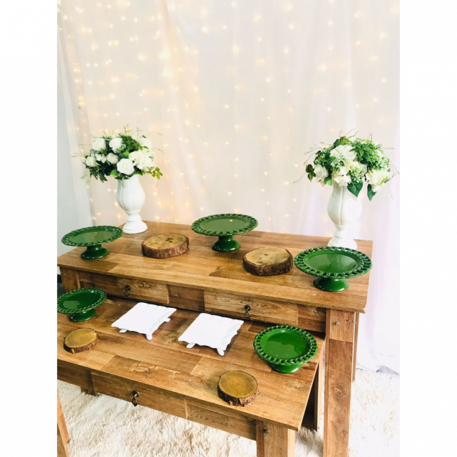 Decoração verde e branco com duas mesas