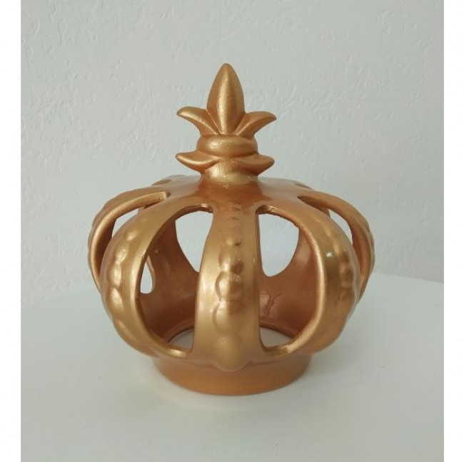 Coroa dourada em cerâmica